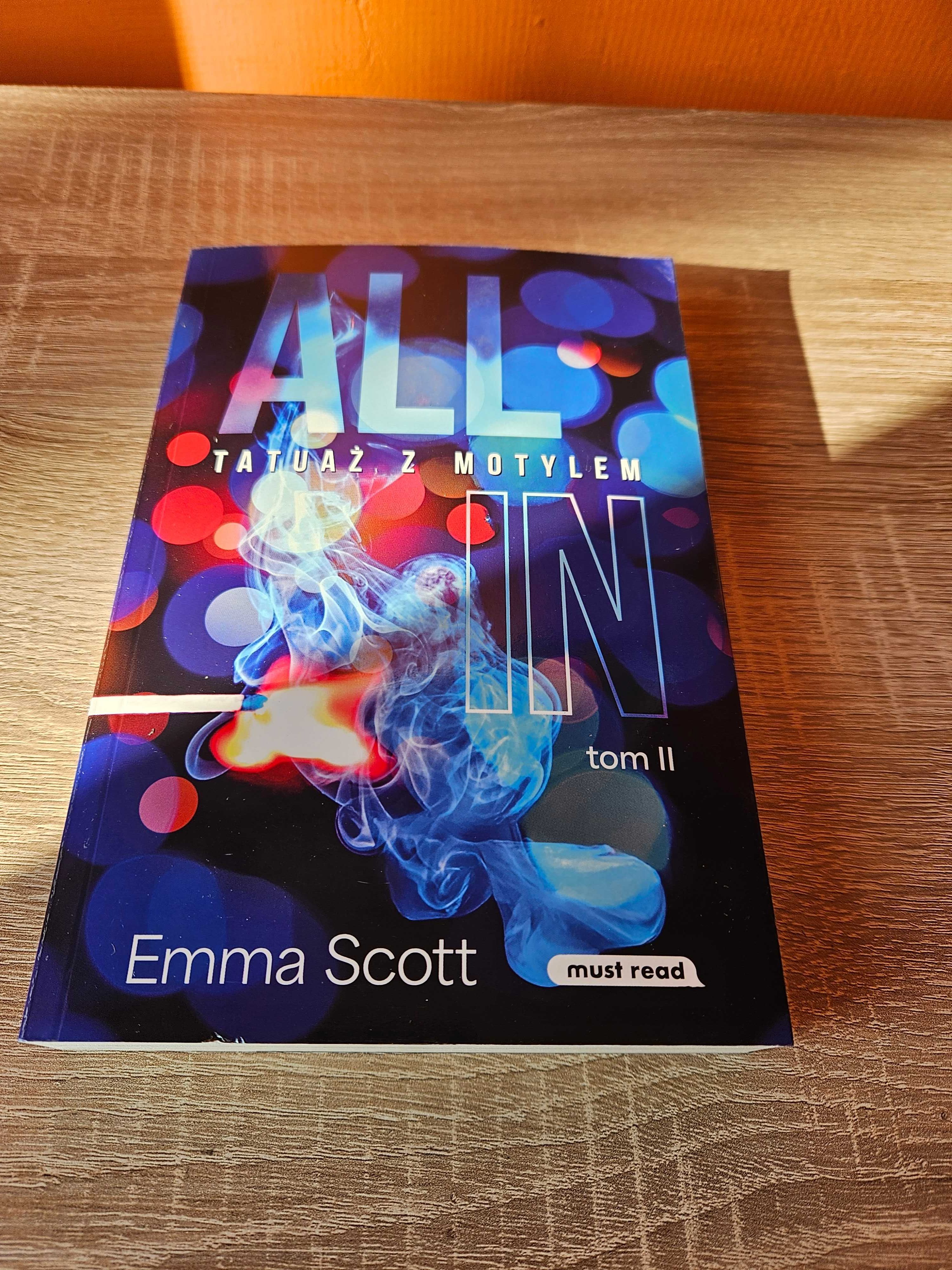 All In. Tatuaż z motylem Emma Scott jak nowa