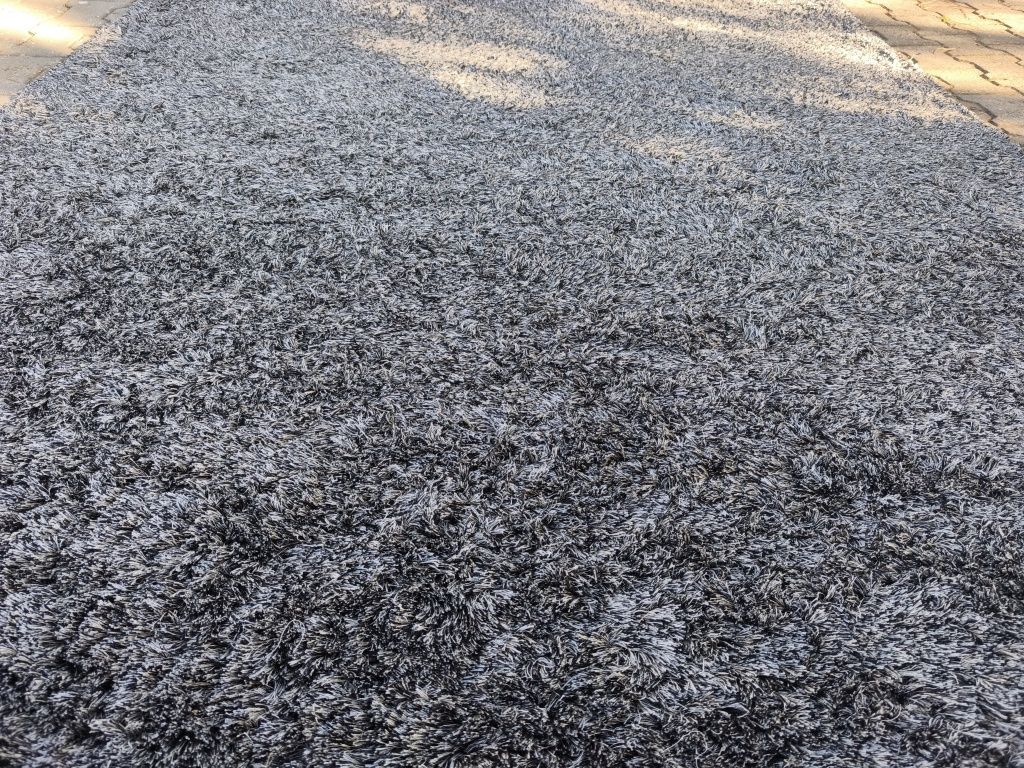 Carpete cinza de pêlo médio/alto