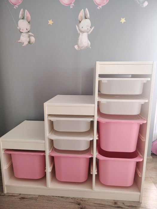 Biały regał Ikea Trofast z różowymi pojemnikami
