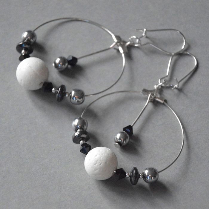 Czarno białe - kolczyki z korala białego i hematytu