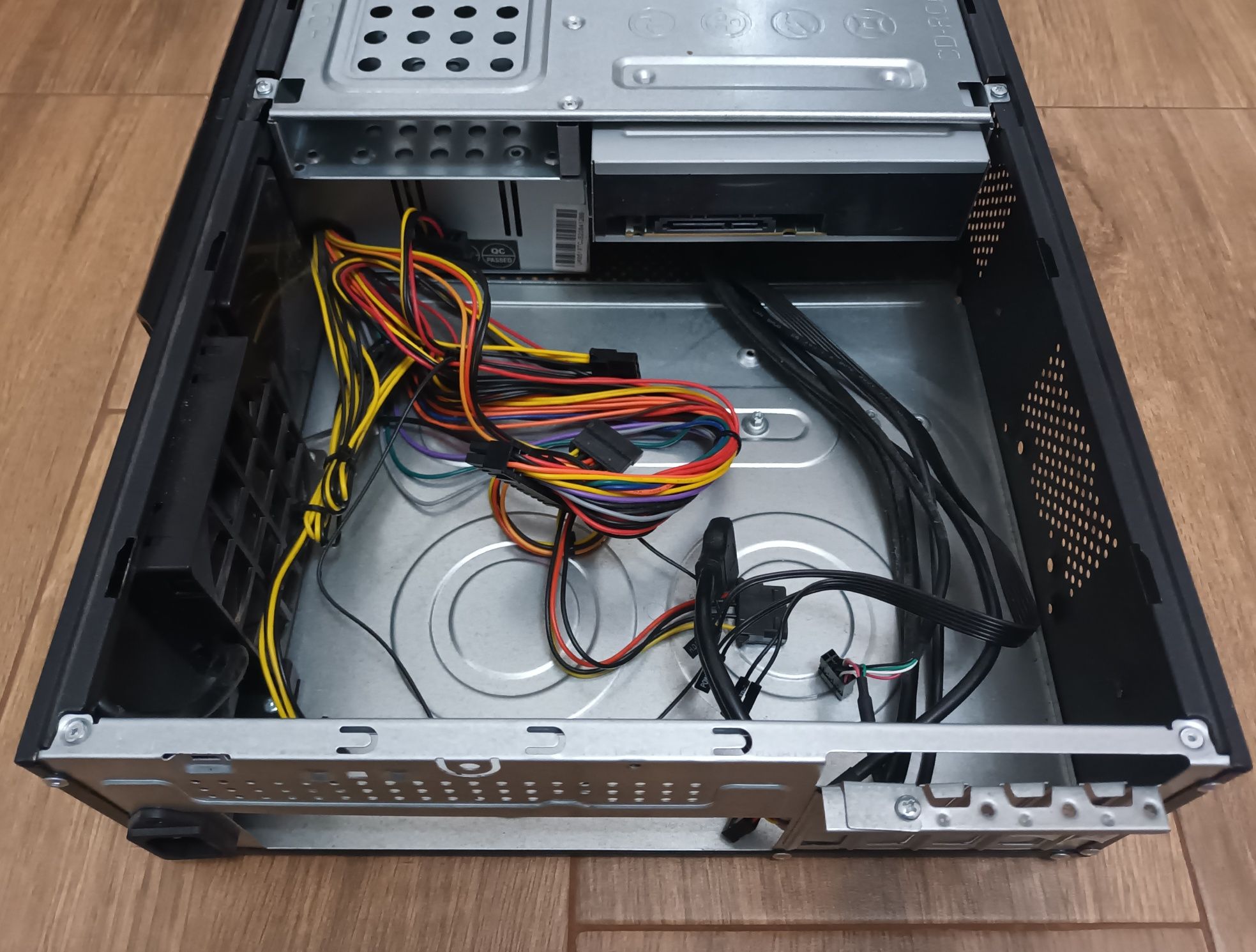 Caixa UNIKA SFF para micro ATX ou ITX com fonte alimentação 450 Watts