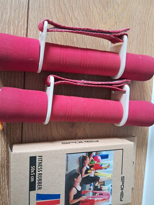 Zestaw ciężarki gumy i skakanka.