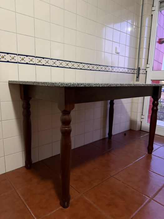 Mesa de jantar de granito