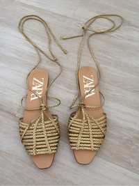 Sandalias douradas Zara