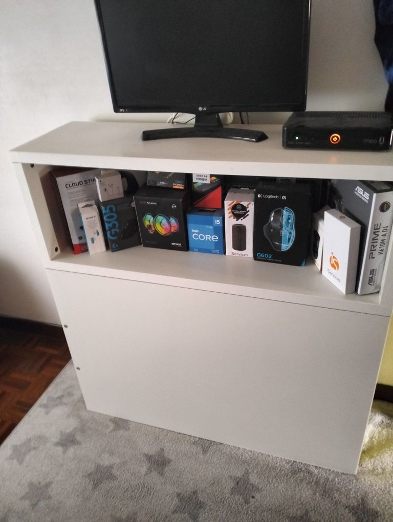 Mesa para tv e arrumação