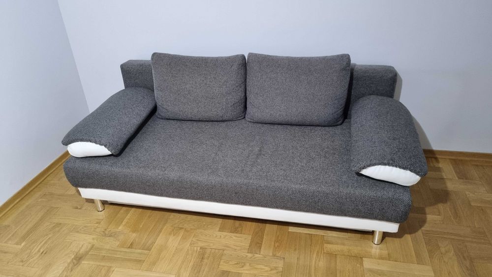 Szara rozkladana kanapa