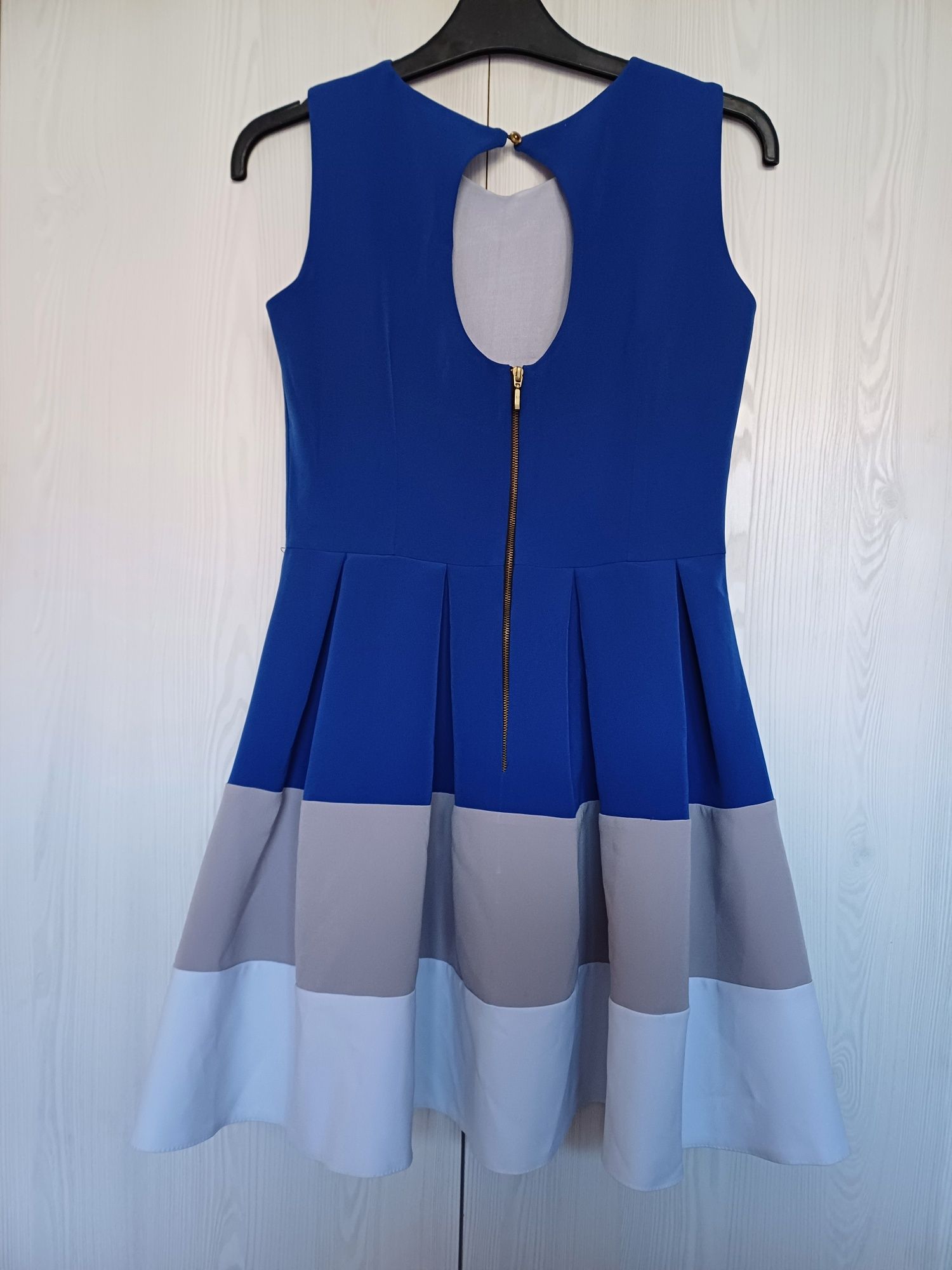 Sukienka niebieska z falbanamiDuet