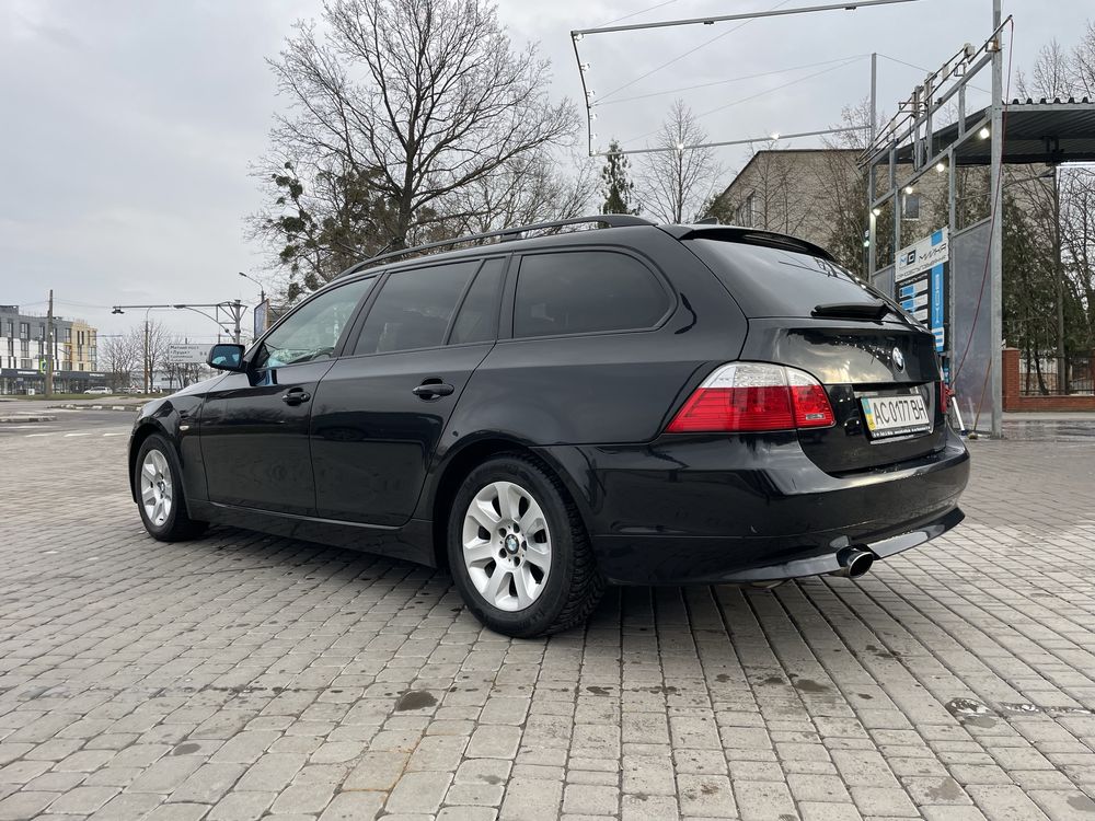 Автомобіль BMW 520 (E61)