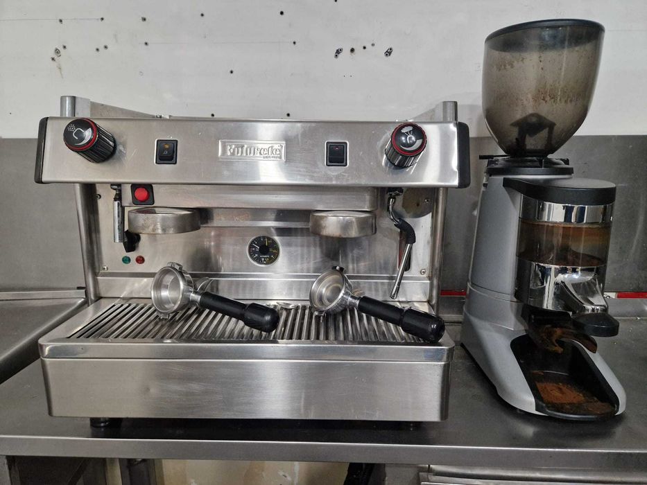 Máquina e moinho de café; compactos como novos.