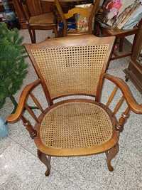 Cadeira com braços em madeira