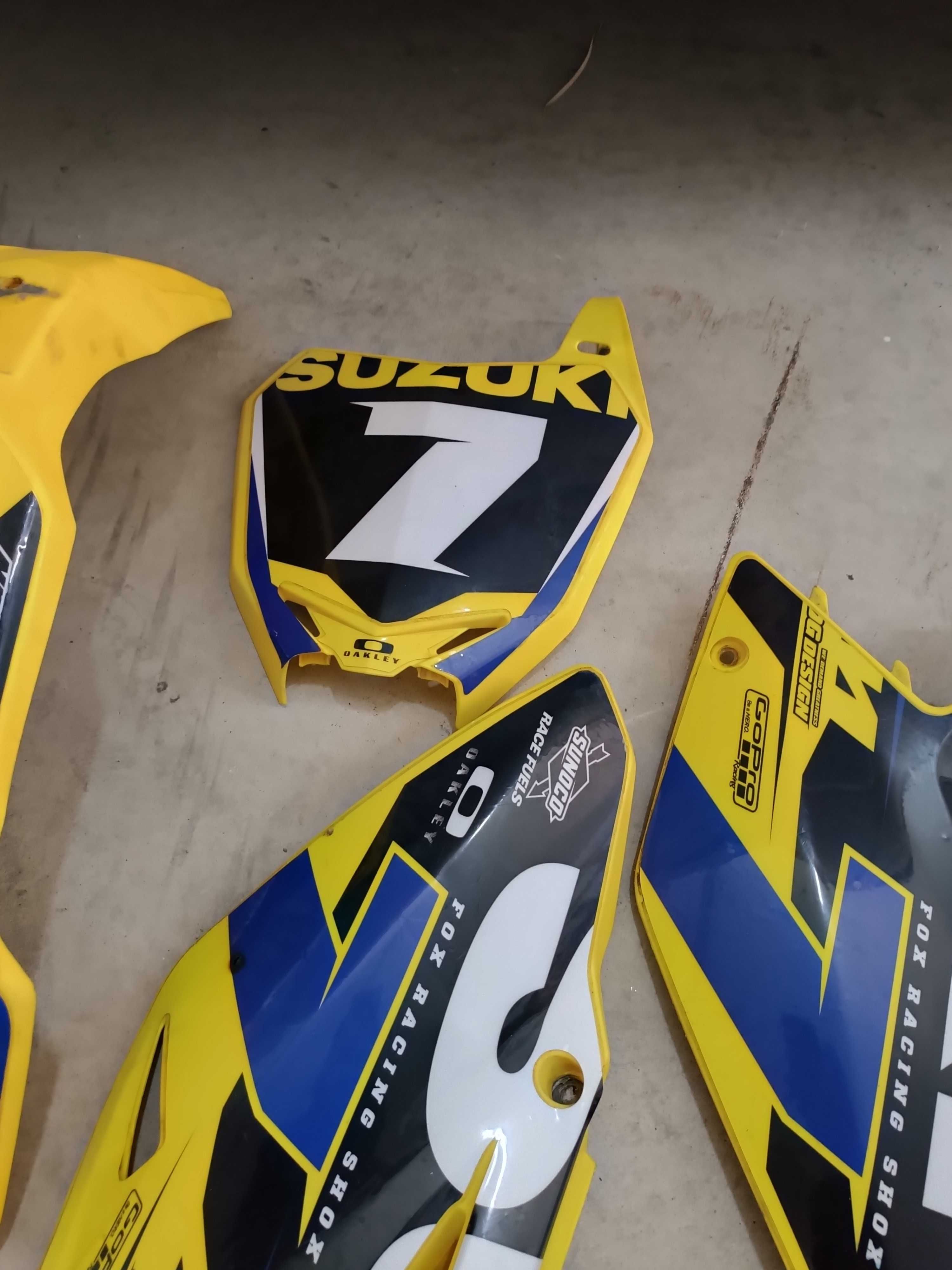 Suzuki RMZ 450 kit plásticos originais com autocolantes