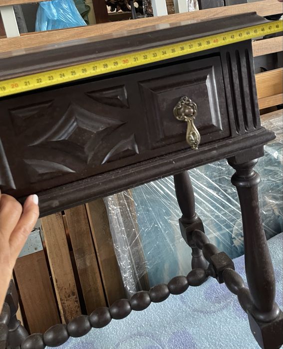 Cama guardei as peças, 2 cadeiras e 2 mesas cabeceira. Mogno.