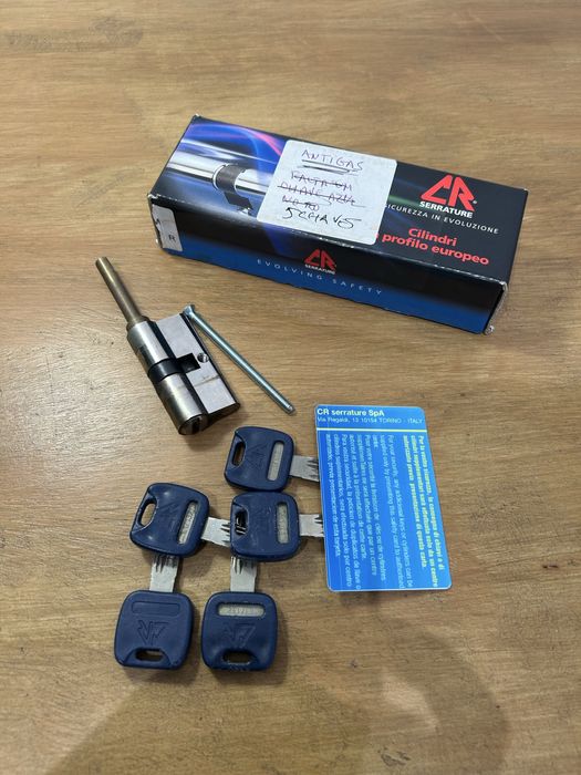 Fechadura canhão da marca CR