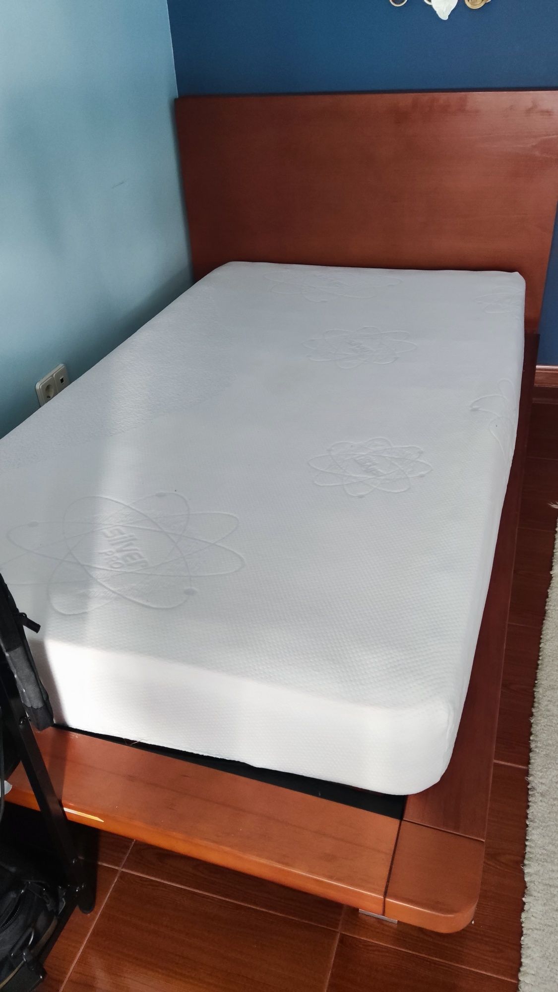 Vendo cama solteiro madeira maciça. Ótimo estado ofereço colchão