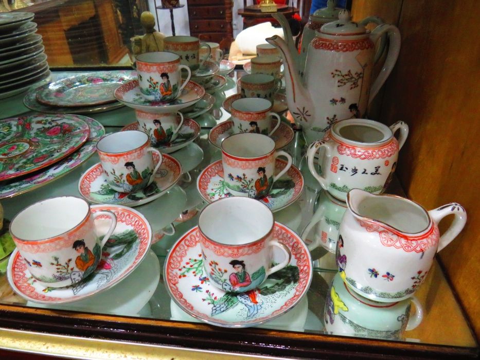 Serviço em porcelana casca de ovo.