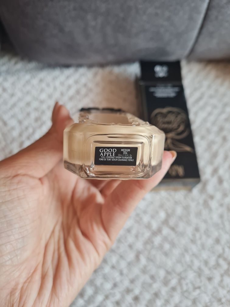 Podkład KVD Good Apple Serum 054 Medium