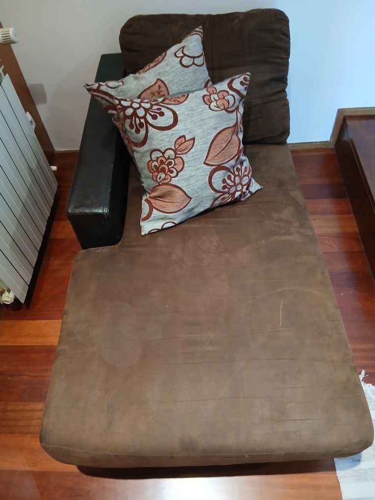 Sofa pequeno em pele castanho