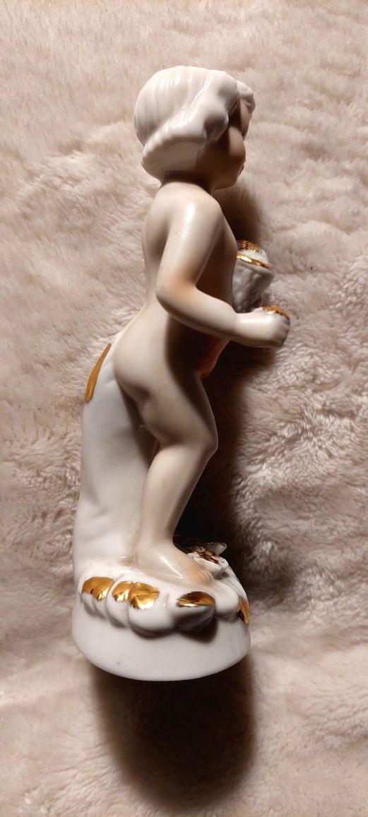 Putto , porcelanowa figurka chłopiec z czerwoną szarfą,sygnowana
