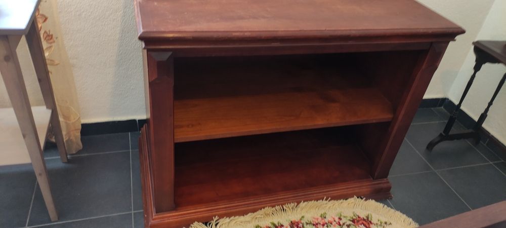 Móvel em madeira com duas prateleiras