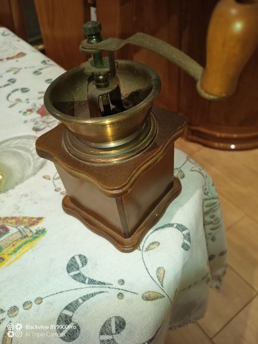 Pequeno e antigo moinho de café julgo que funcional