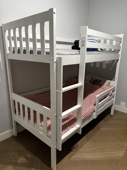 Sprzedam łóżko piętrowe w bardzo dobrym stanie.