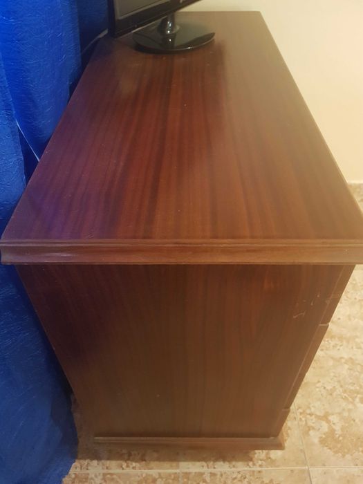Mesa antiga com 4 gavetas.