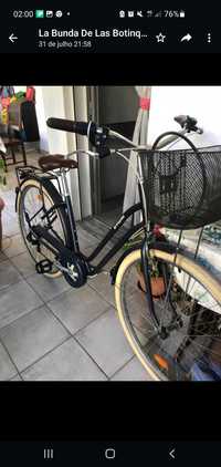 Bicicleta clássica  com cesta