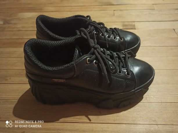 Ботинки , кроссовки черные