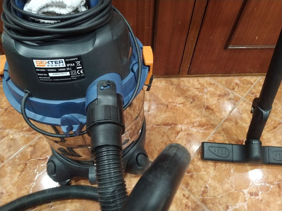 Aspirador de pó e líquido bastante potente.