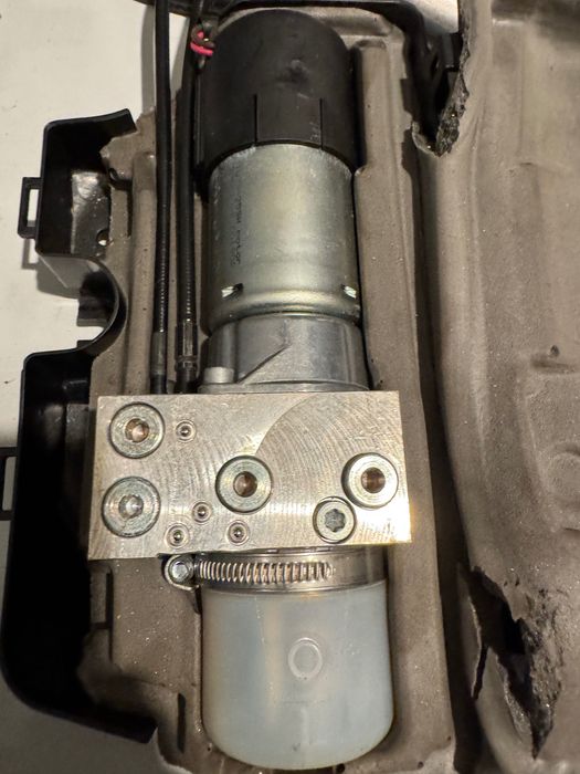 Pompa hydrauliczna klapy pokrywy  bagażnika ML W164 X164 siłownik
