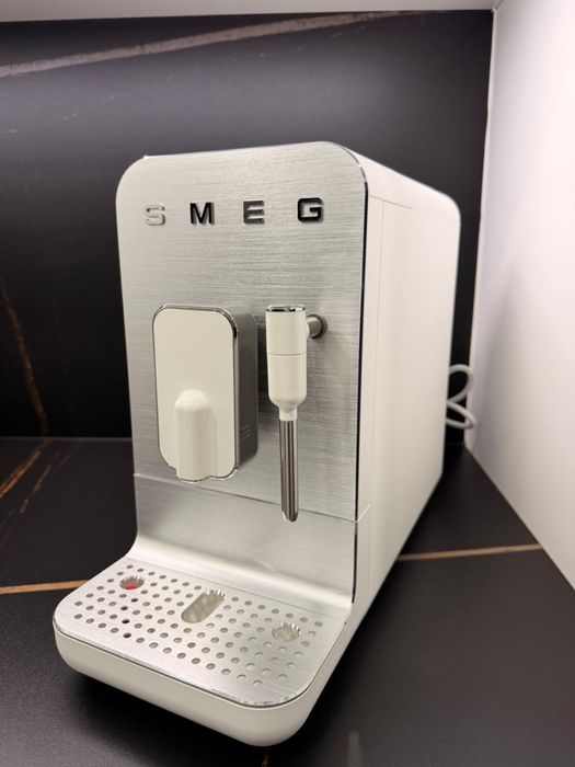 Máquina de Café SMEG Automática — 550€