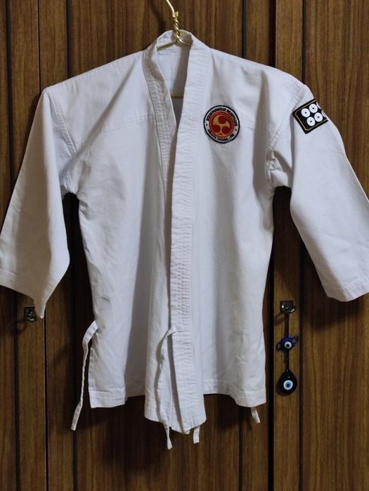 Продам кімоно (тільки верх) 3/160, 2/150 і три паски для  карате, айки