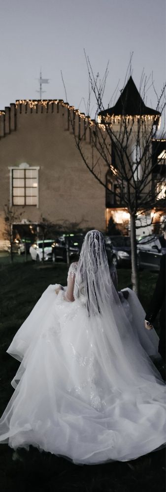 Весільна сукня з довгими рукавами