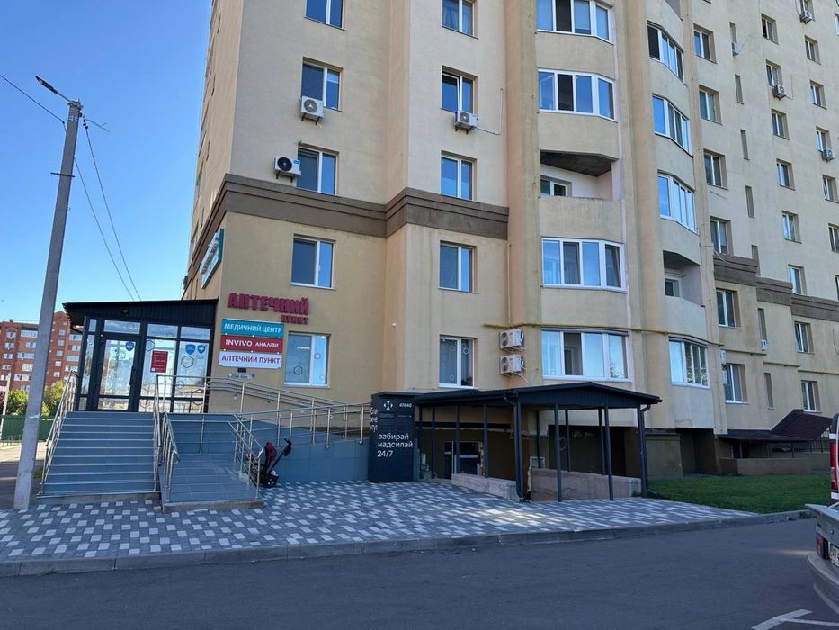 Здається в оренду цьокольне приміщення, окремий вхід з фасаду