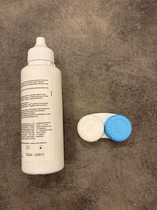 Płyn i pojemniczek do soczewek kontaktowych