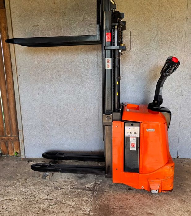 Wózek paletowy, masztowy, elektryczny wysokiego składowania TOYOTA.