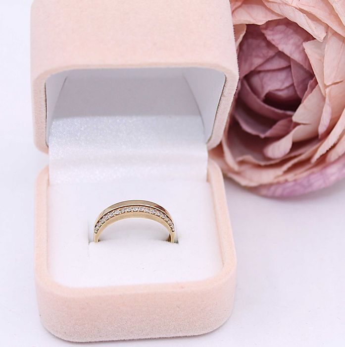 Złoty pierścionek/obrączka p.585/2,25g z cyrkoniami