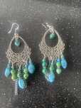 Brincos em metal e pedras pdndentes