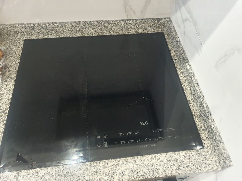 Placa de indução da AEG partida mas a funcionar