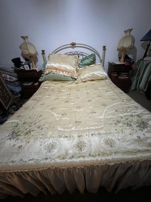 Conjunto quarto completo – cama, cómoda e mesas de cabeceira