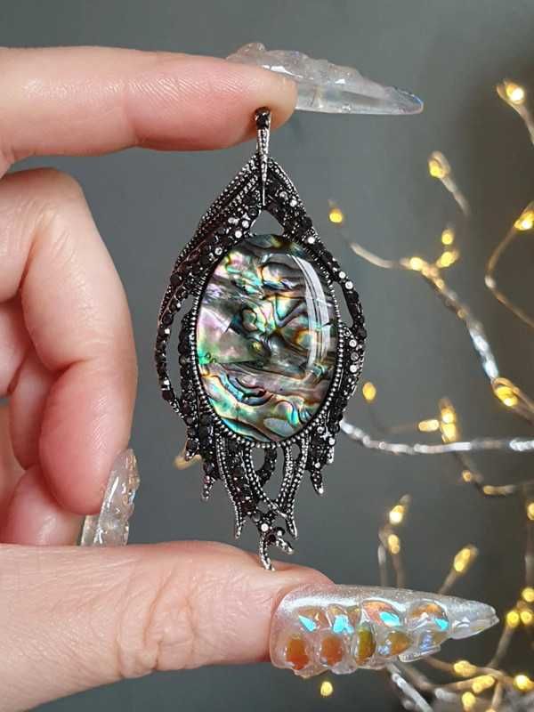 Pendente ou broche / pregadeira pena de pavão com concha