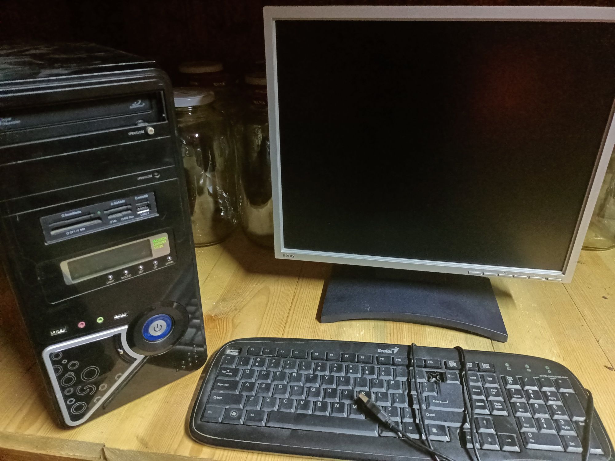 Komputer + monitor.