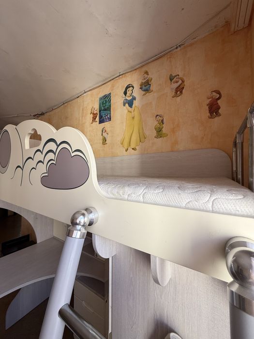 Комплект мебели для комнаты девочки