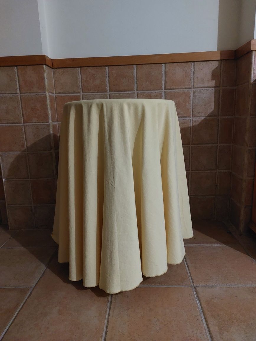 Mesa redonda camilha com toalha