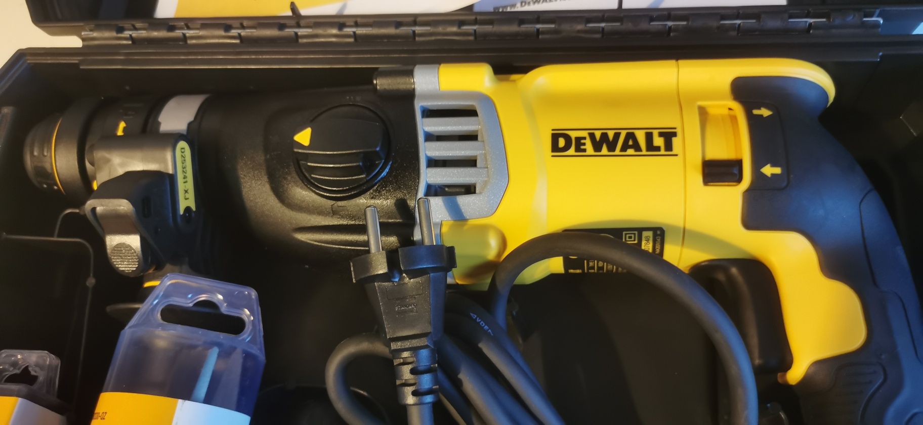 Młotowiertarka DeWALT DK25144KP + Zestaw wierteł oraz dłut do kucia