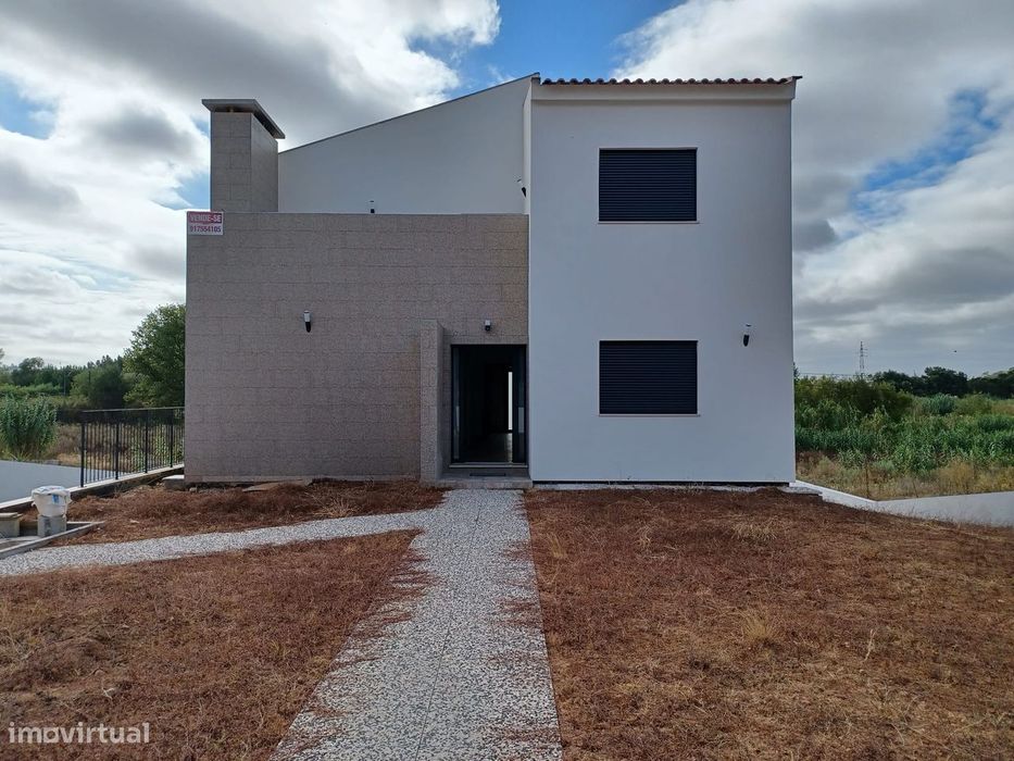 Moradia nova com cerca de 800 m2 de terreno, murada