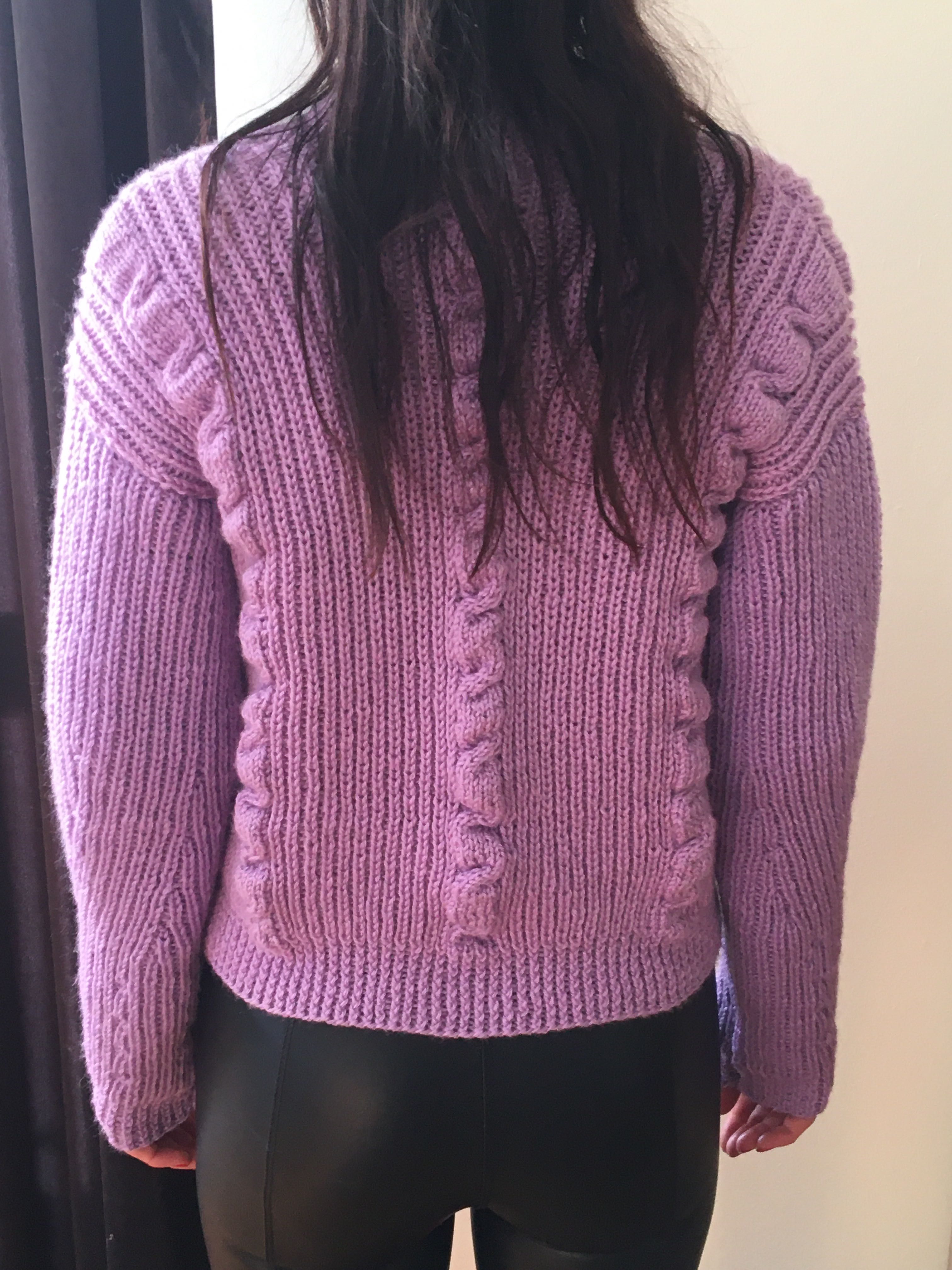 Zapinany sweter na drutach