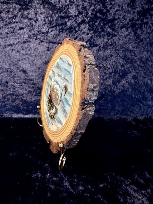 Cisne Sonhador na Água – Arte em Madeira Pintada à Mão