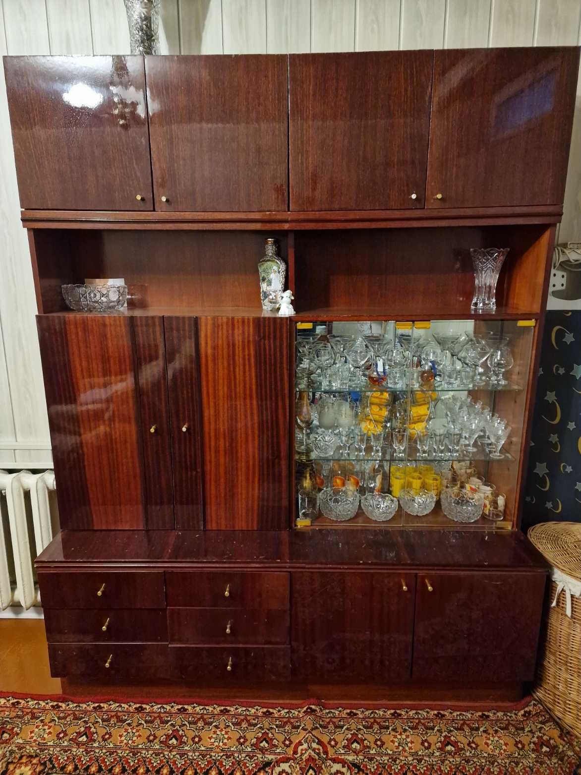 Продам сервант для посуды. Комод. Витрина.