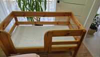 Solidne łóżeczko drewniane z materacem.